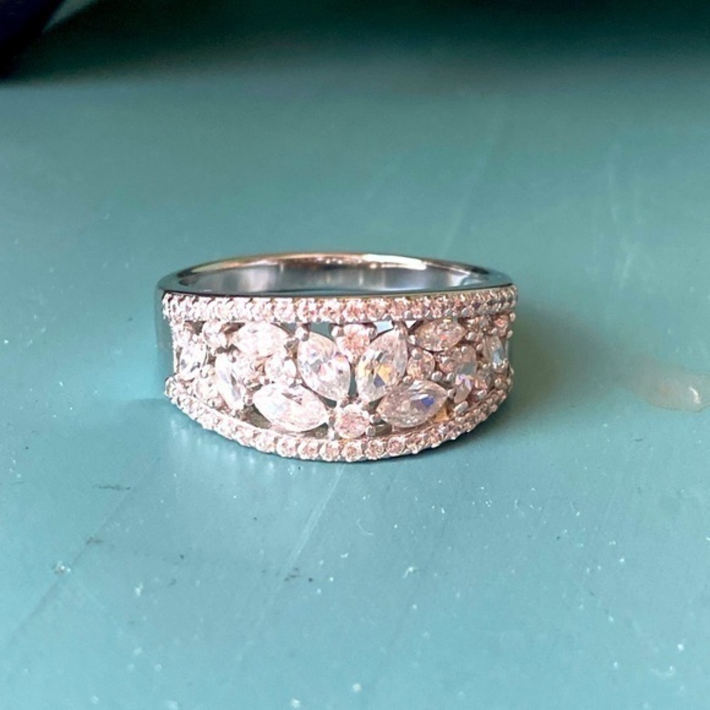 NEW Women’s Gorgeous Cocktail Costume Jewelry Ring Sz 10.5￼￼